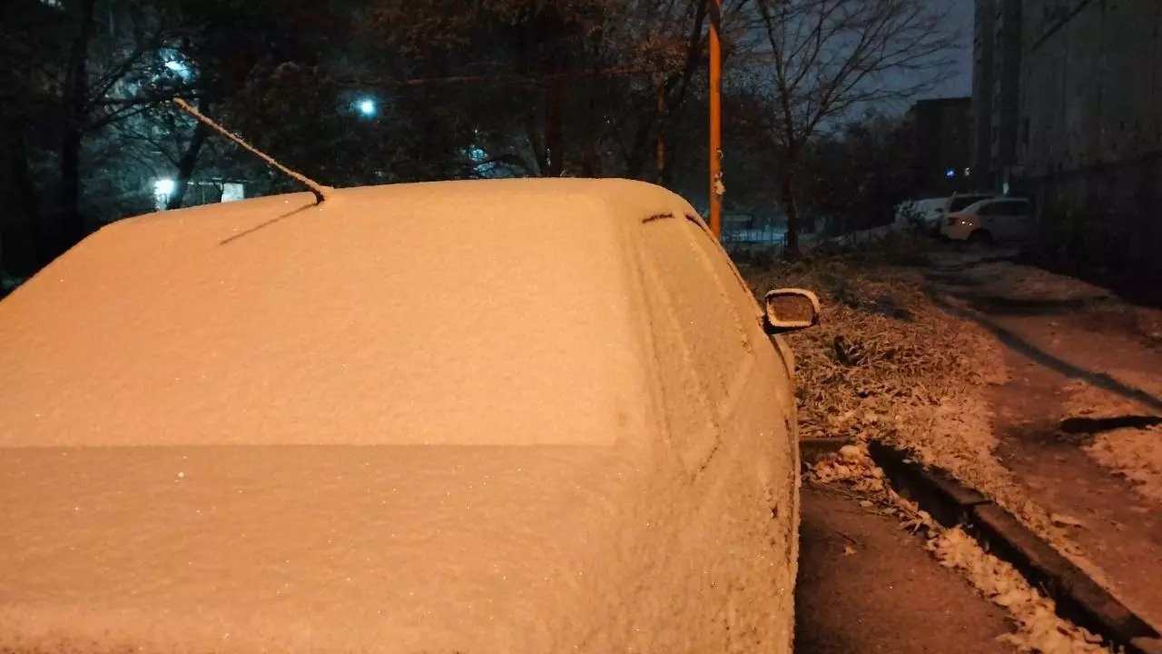 Машину снег укрыл полностью
