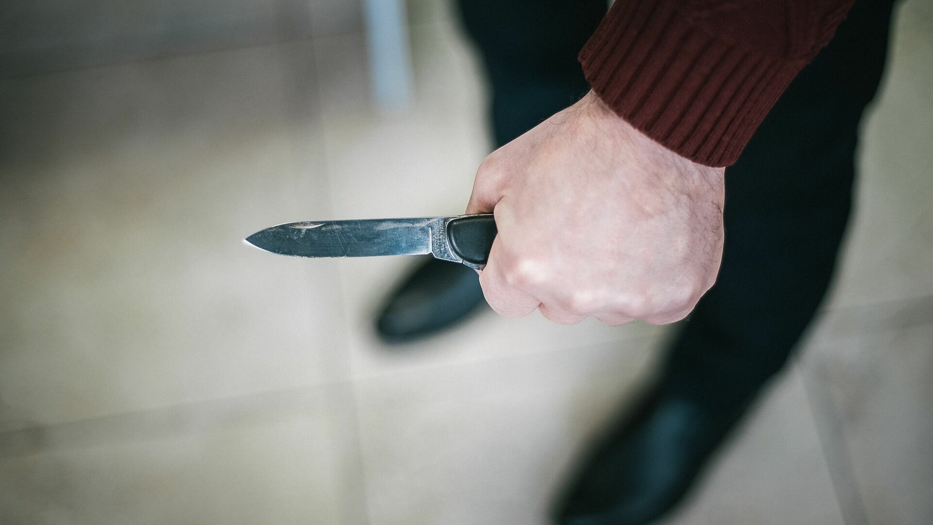 Невменяемый мужчина дважды ударил больного отца ножом в Челябинске