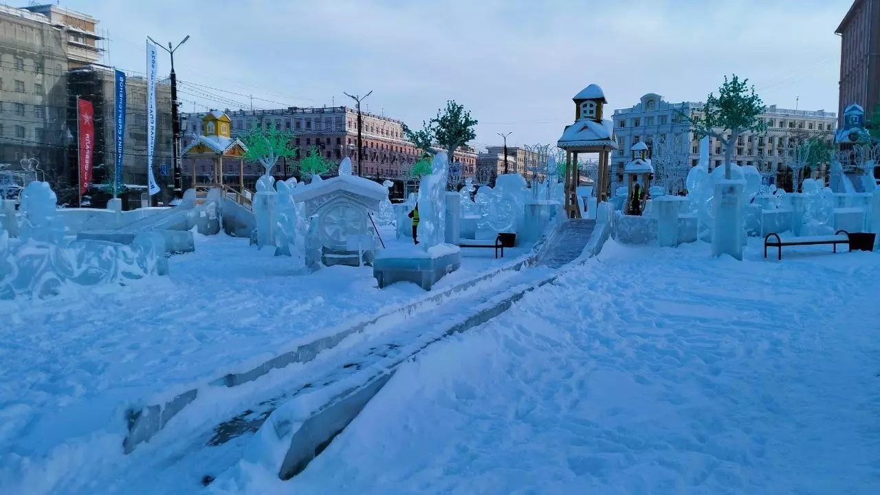 Одна из горок ледового городка-2024