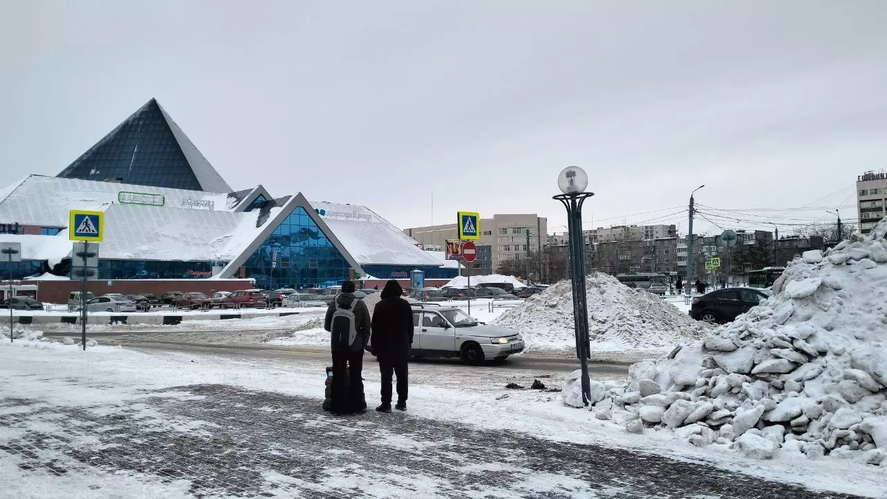 Вид на торговый комплекс «Синегорье» портят неубранные кучи снега