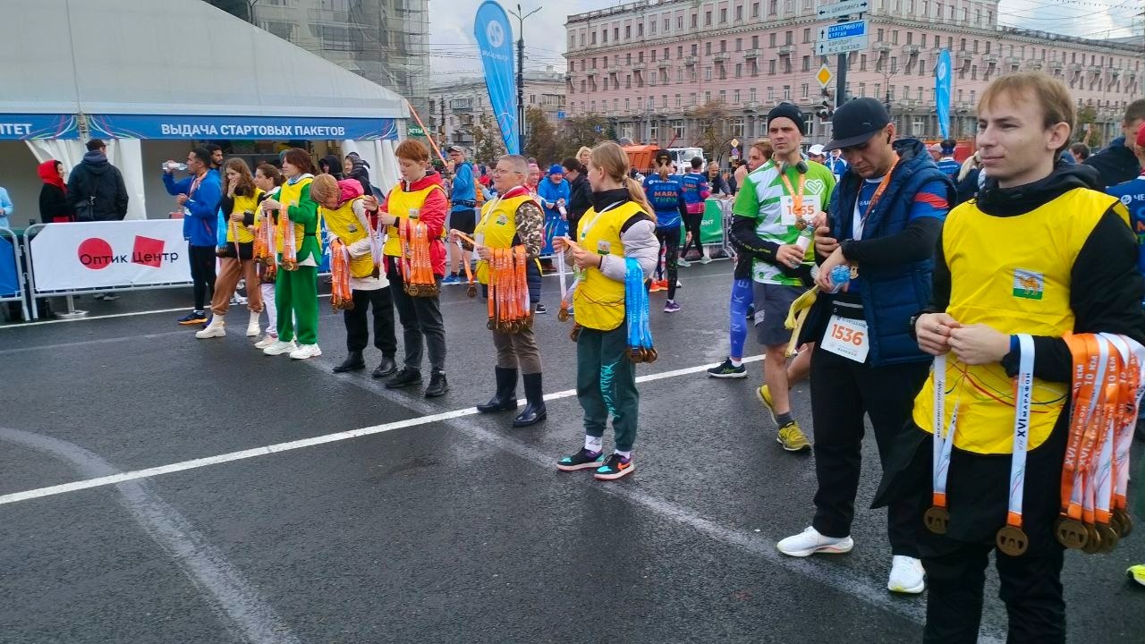 На финише марафонцам вручают памятные медали участников состязаний
