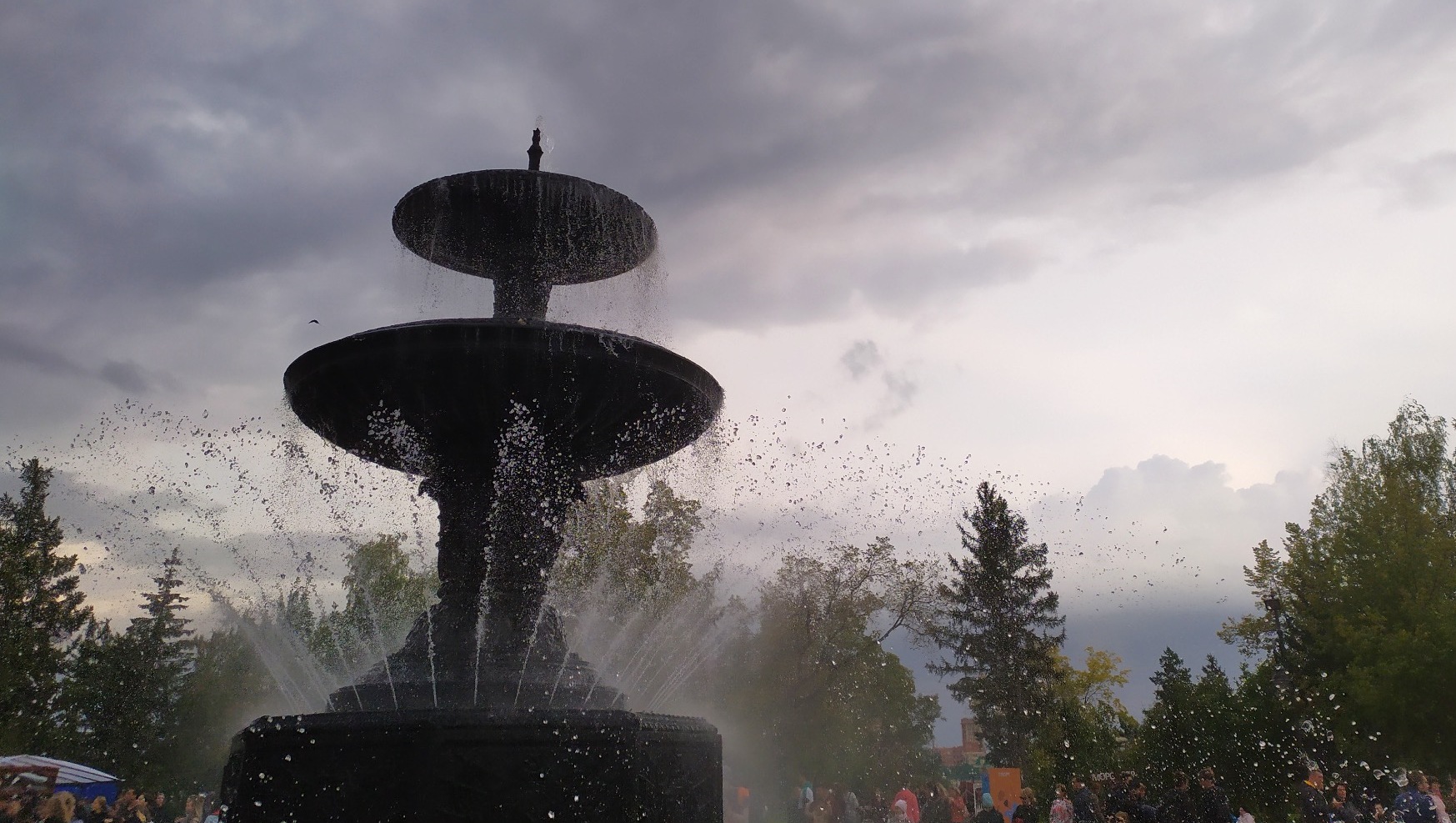 13-летняя девочка застряла в фонтане в Магнитогорске