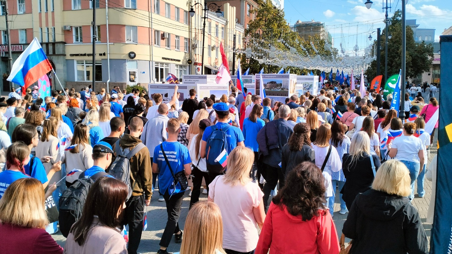 Участники шествия приближаются к площади Революции