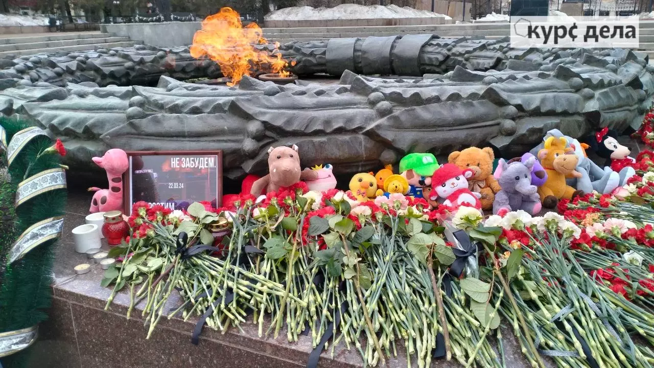 Цветы у Вечного огня в Челябинске