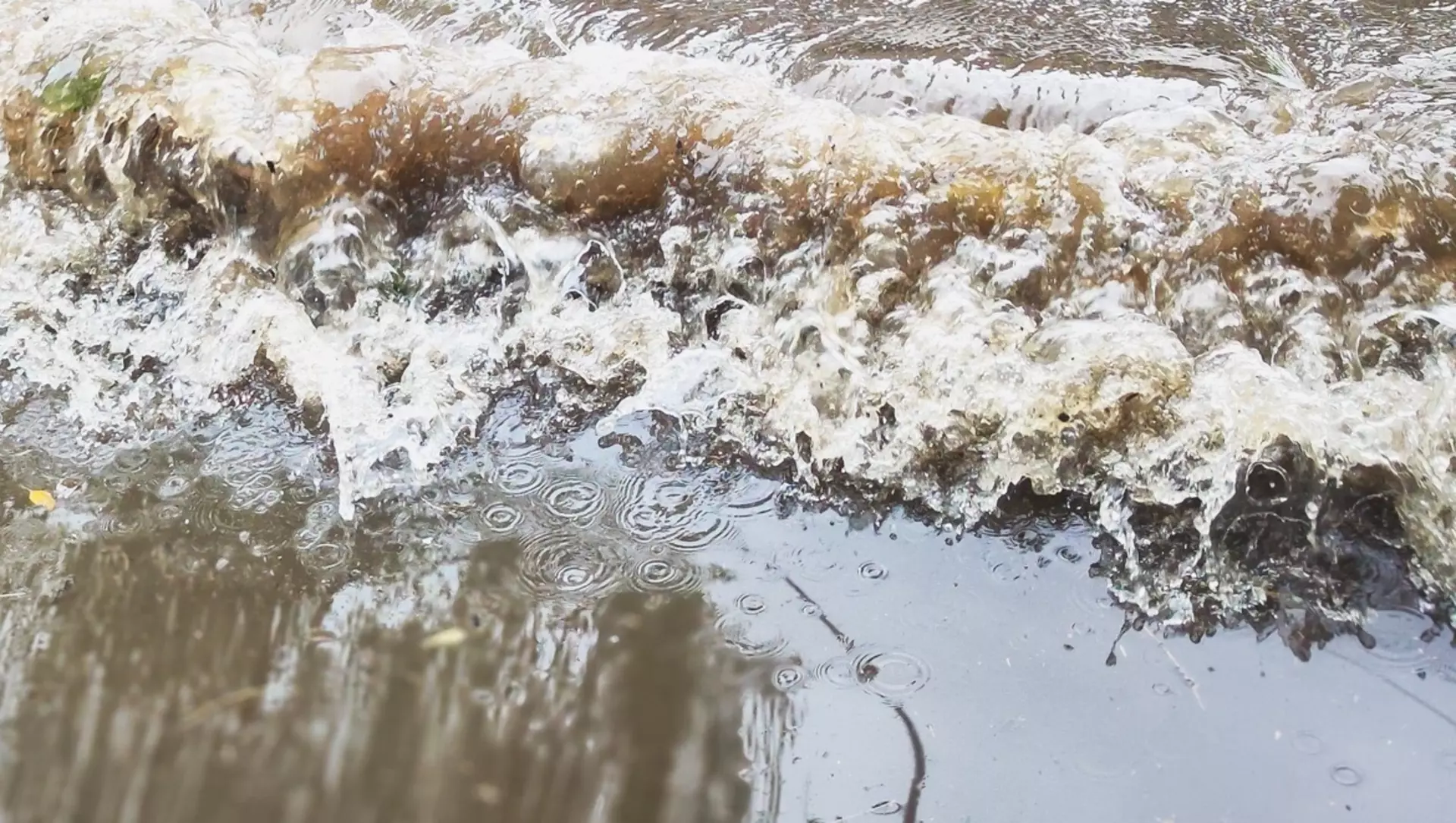 В Коркино прорвало водопровод в 25-градусный мороз — Новости Челябинска и Челябинской  области - Курс Дела