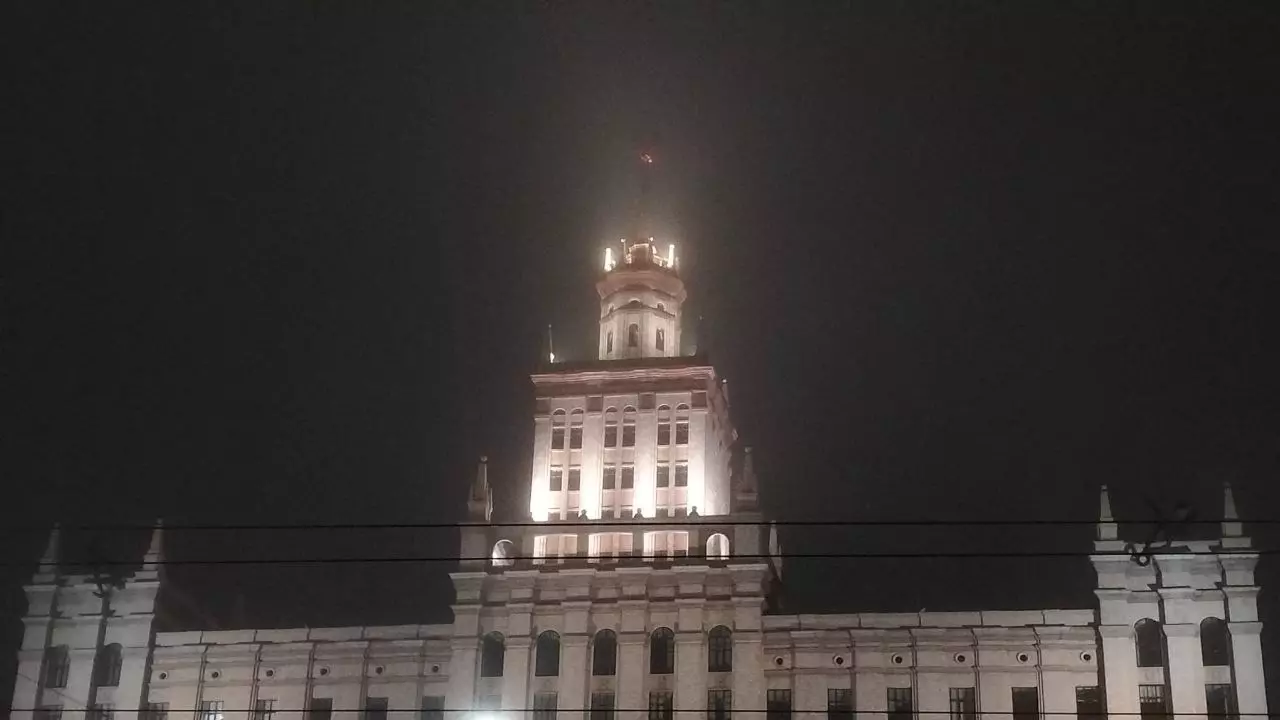 Шпиль крупнейшего вуза Челябинска не видно в условиях тумана