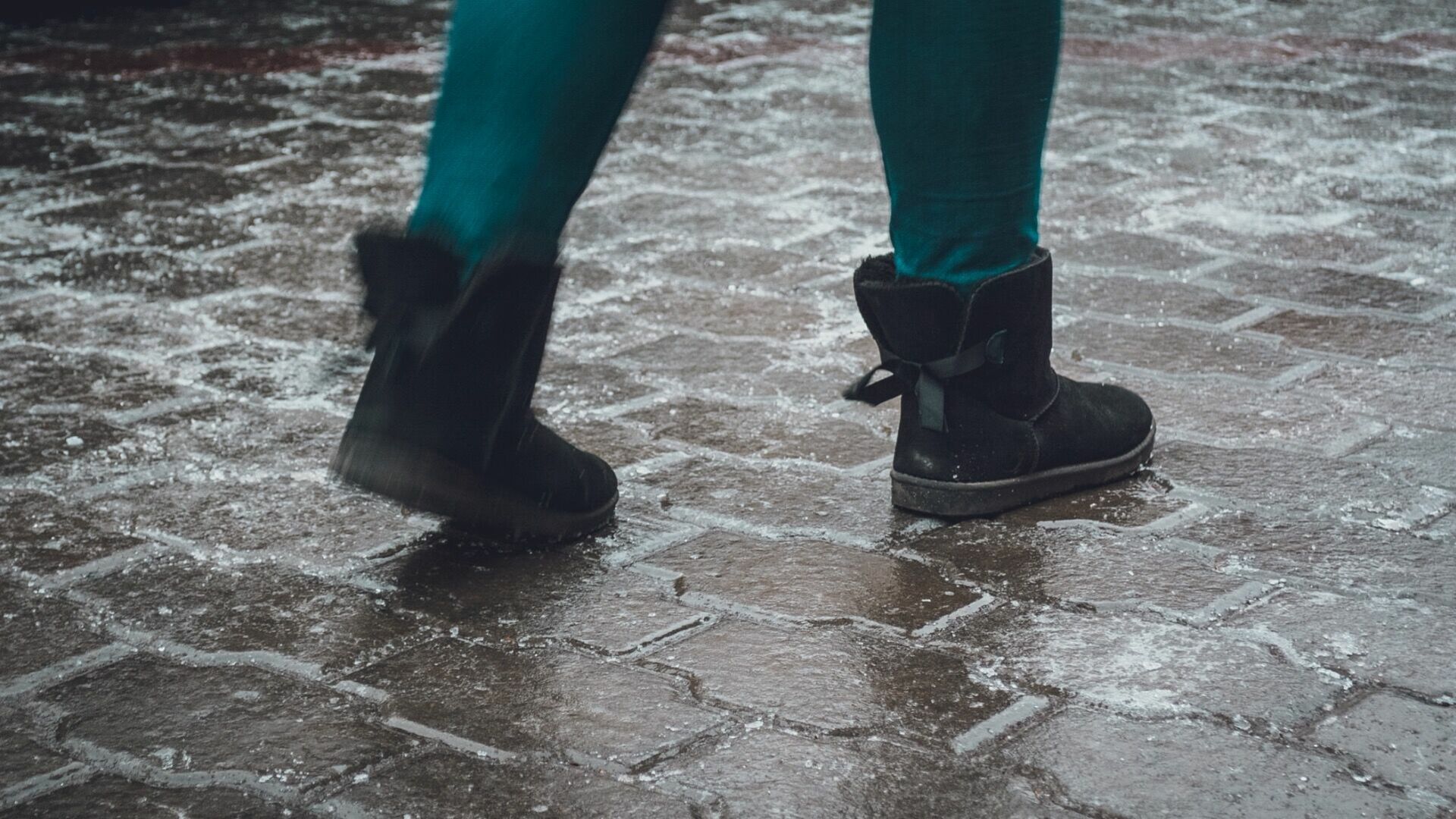 Посыпать лед на тротуарах песком просят жители Челябинска
