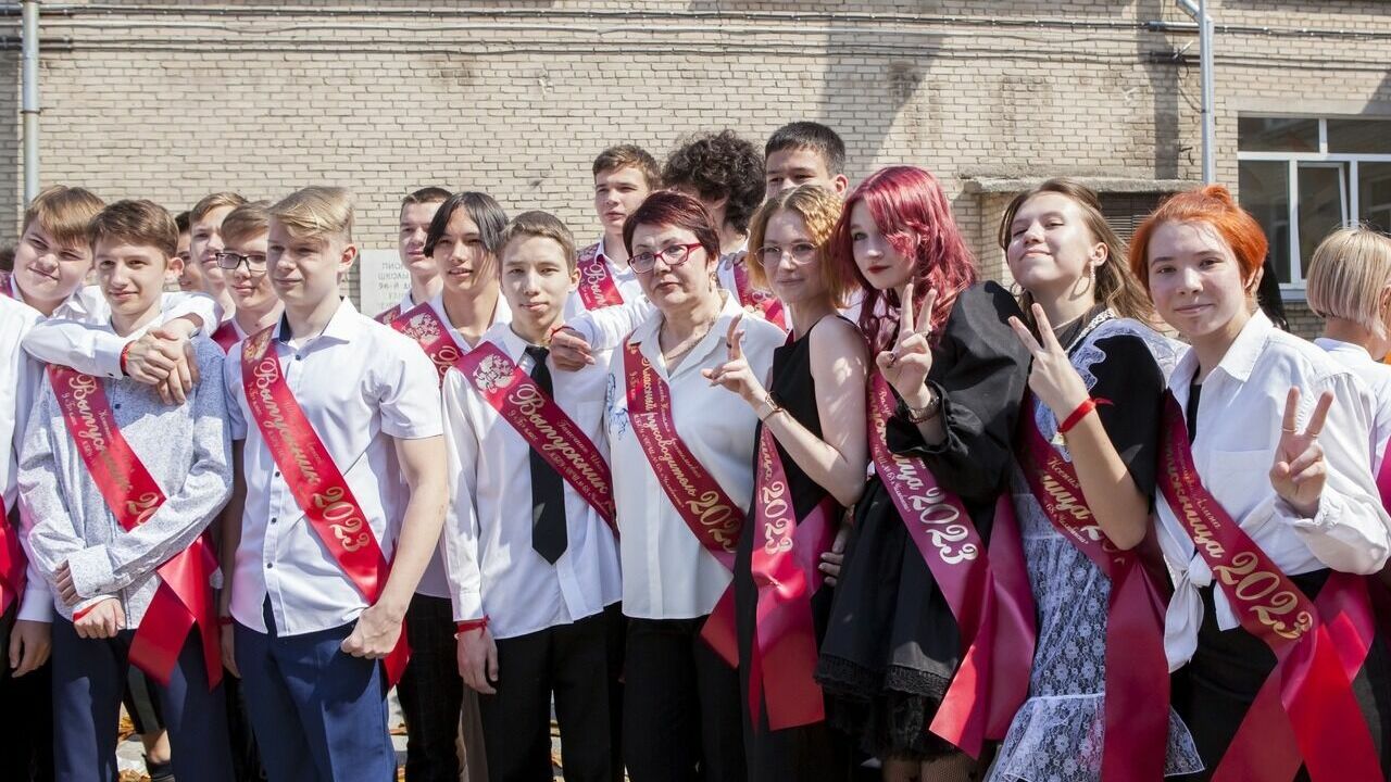 Последний звонок в школах Челябинска: они молодые и счастливые. Фоторепортаж