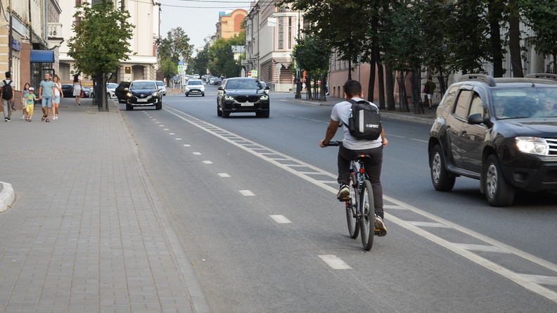 Велосипедист едва не угодил под колеса грузовика в Челябинске