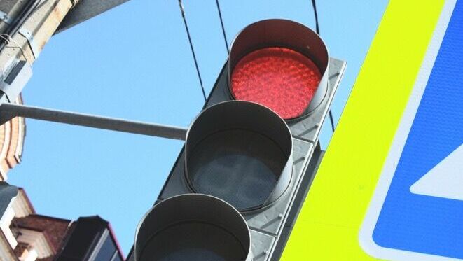 Светофоры на нескольких перекрестках в центре Челябинска не будут работать до вечера