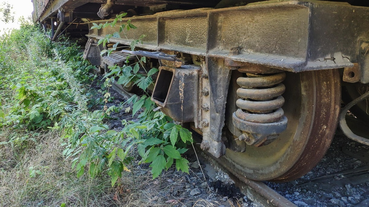 Поезд протаранил автомобиль с людьми в Челябинской области