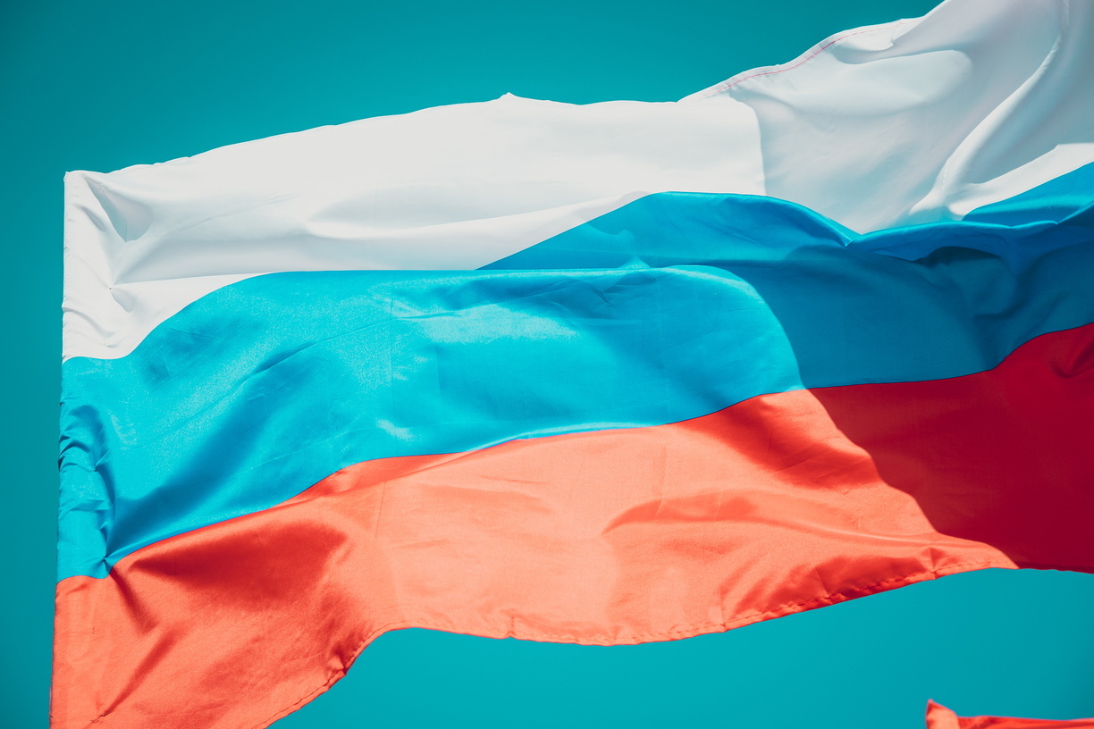Многоквартирный дом подсветили в цвета российского флага в Челябинске