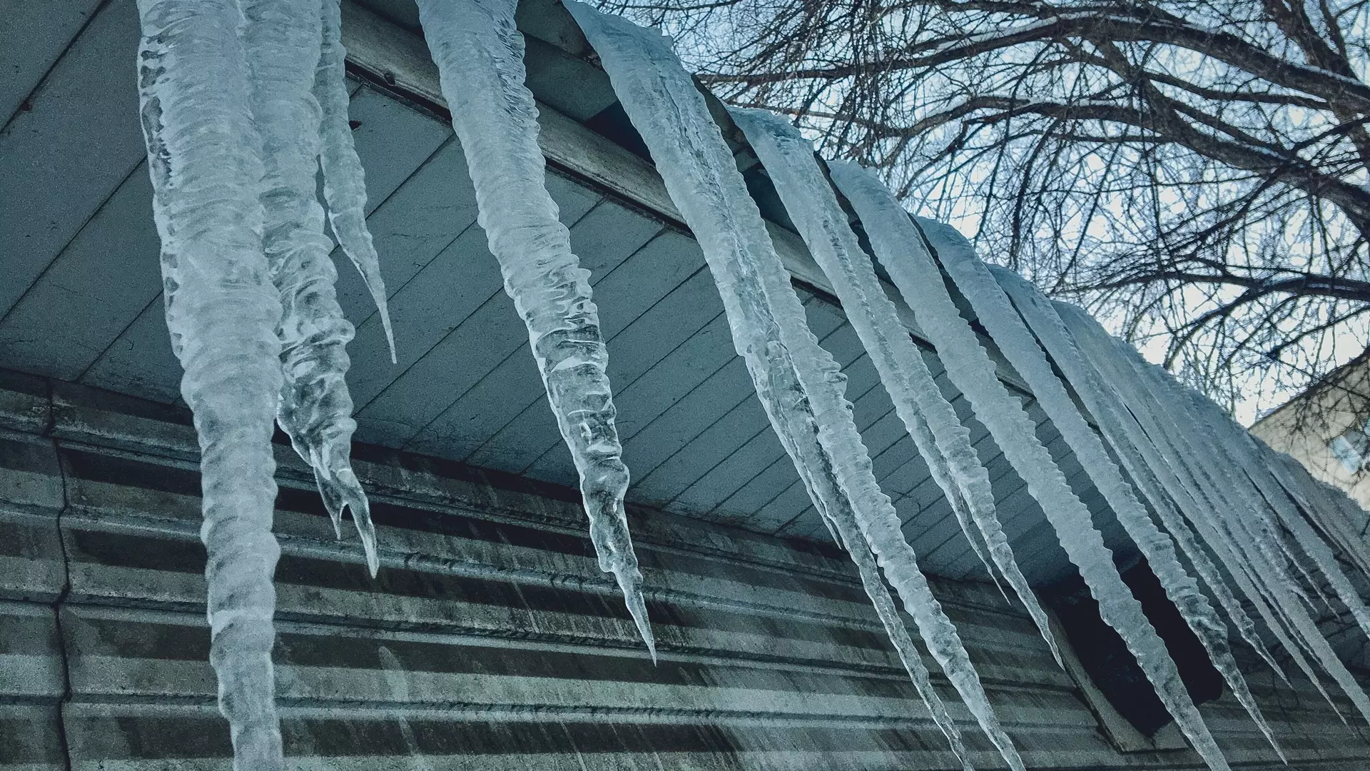 В Челябинске убирают лед с крыш домов