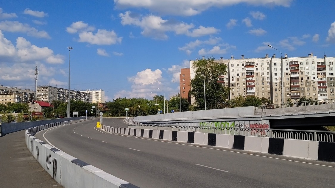 Многоуровневая дорожная развязка на улице Братьев Кашириных в Челябинске еще не завершена