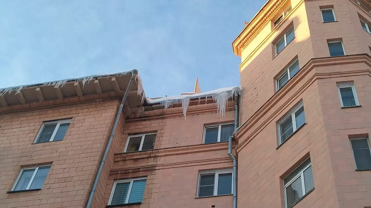 Сосульки на высотном здании в центре Челябинска