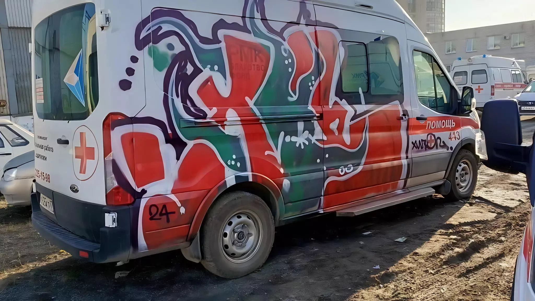 Вандалы пробрались на парковку скорой помощи в Челябинске и разрисовали спецмашины