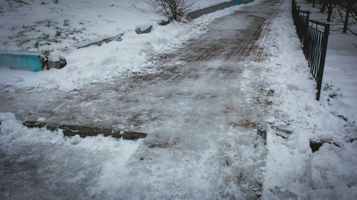 В Челябинске перед домом, в котором живут слепые, не чистят снег