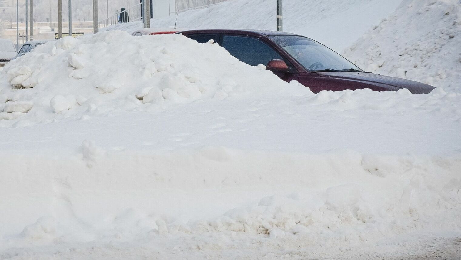 Пользоваться машинами не могут жители челябинского села из-за снежных завалов