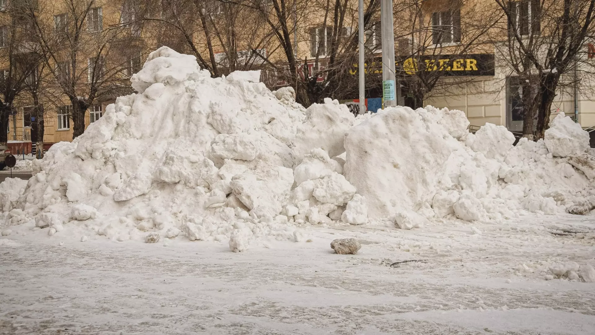Горы снега скопились во дворе жилого дома в Челябинске