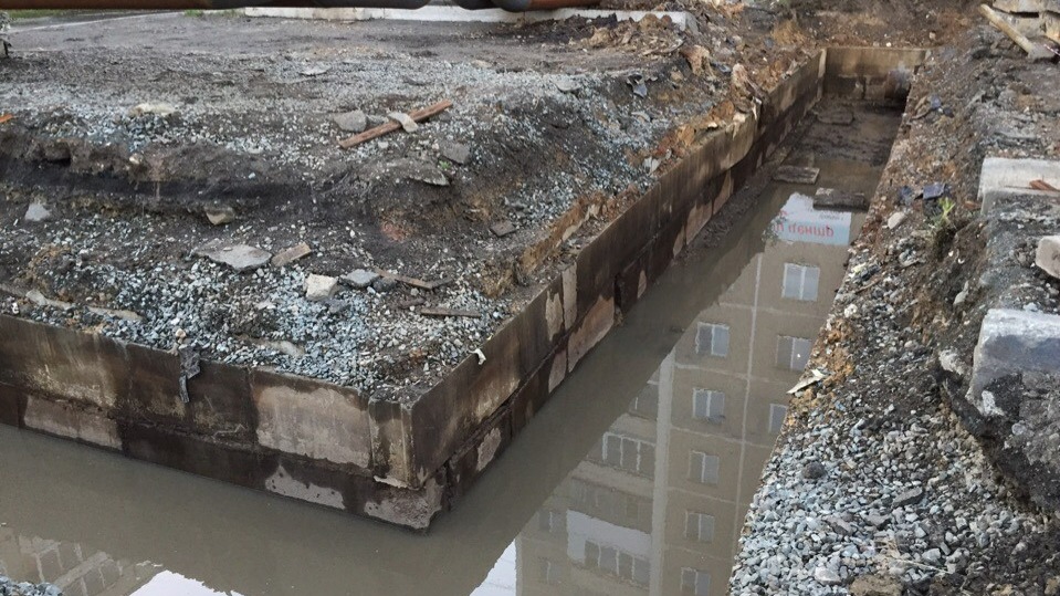 Пятнадцатиметровый фонтан забил из-под земли в Челябинске