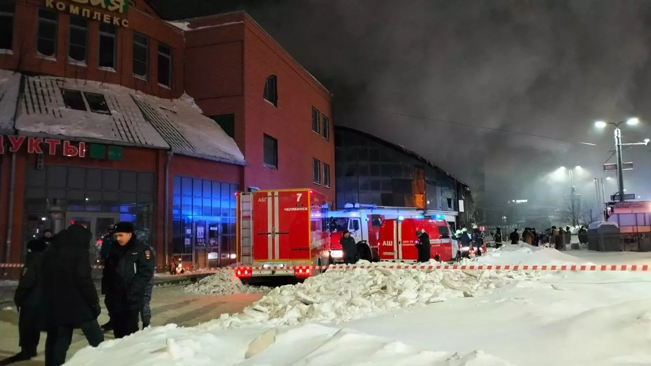 Черный дым от пожара на рынке «Восточный город» в Челябинске