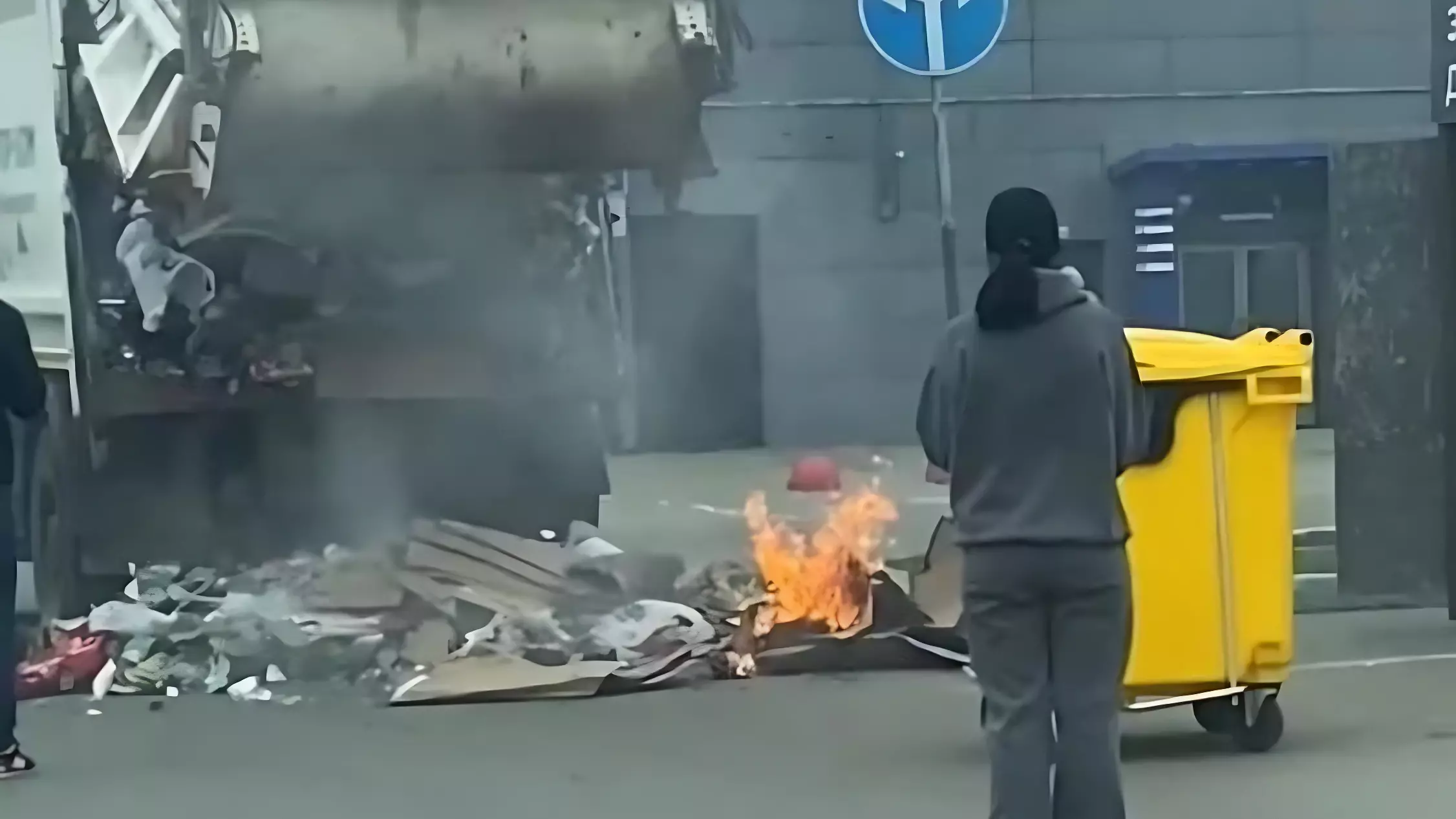 В Челябинске мусоровоз вспыхнул во время движения