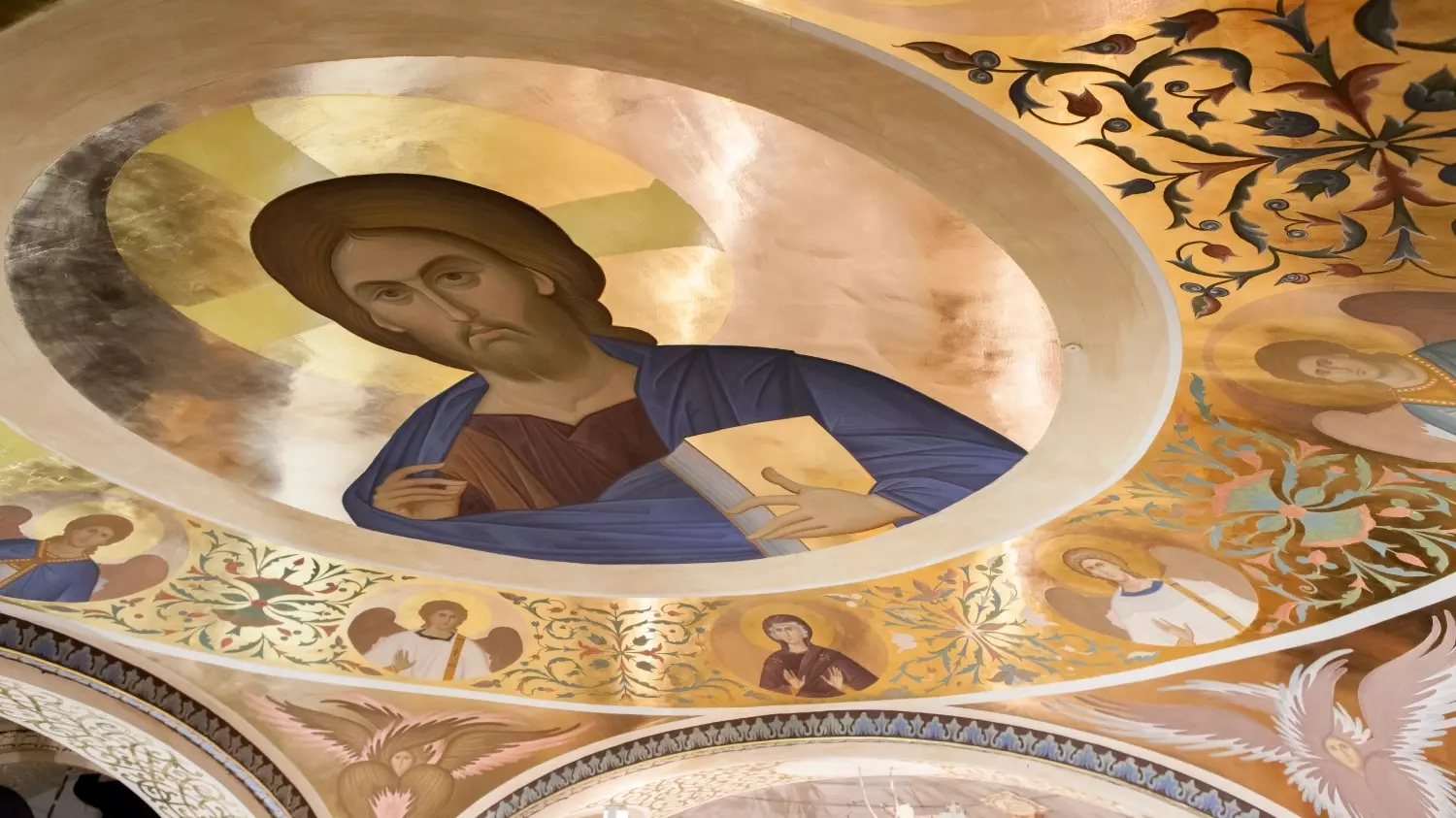 Изображение Иисуса Христа на сводах собора Рождества Христова в Челябинске