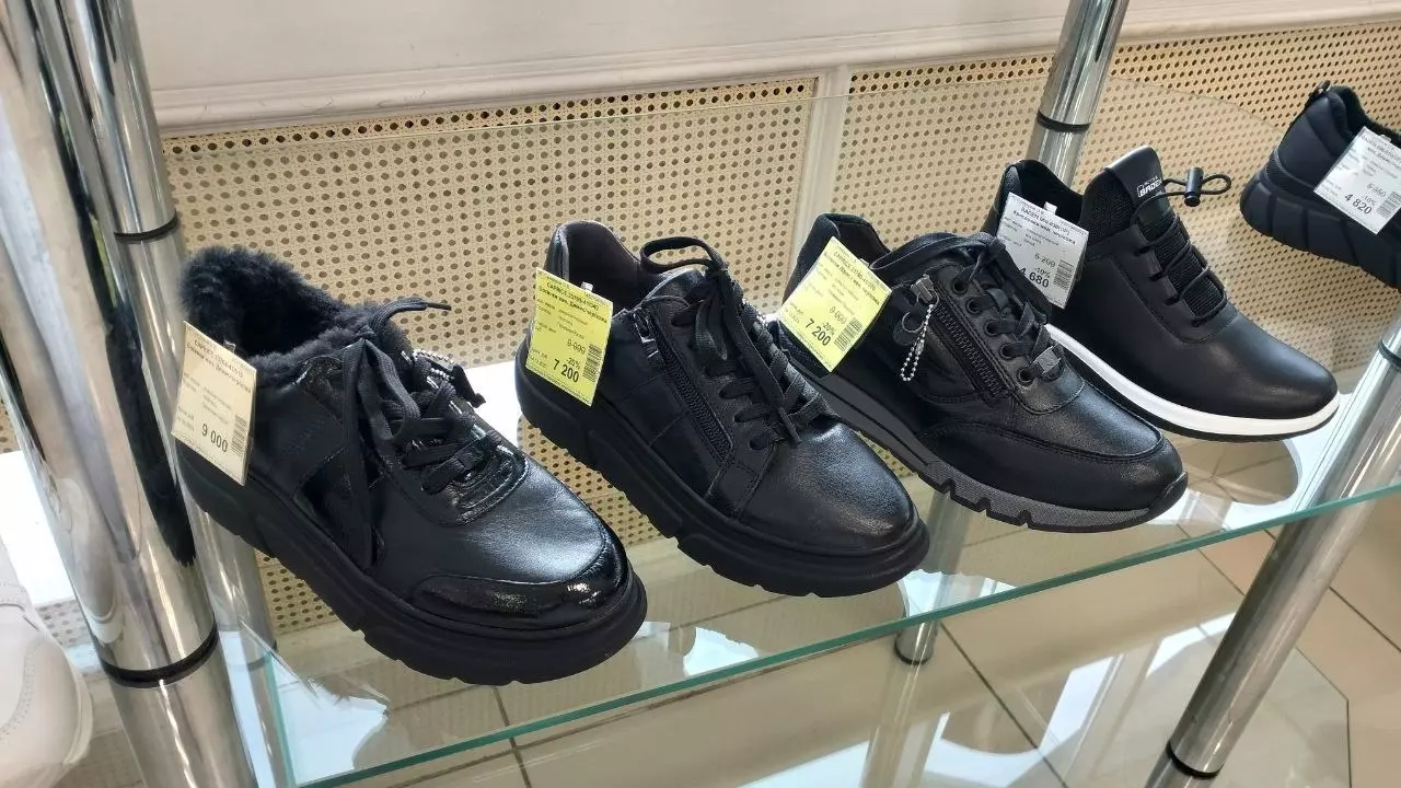 В продаже преобладает весенняя обувь темных цветов