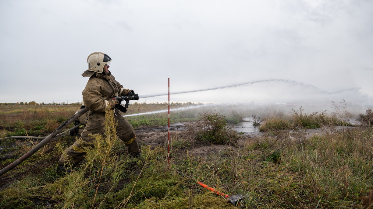 60 пожарных тушили производственную базу в Челябинской области