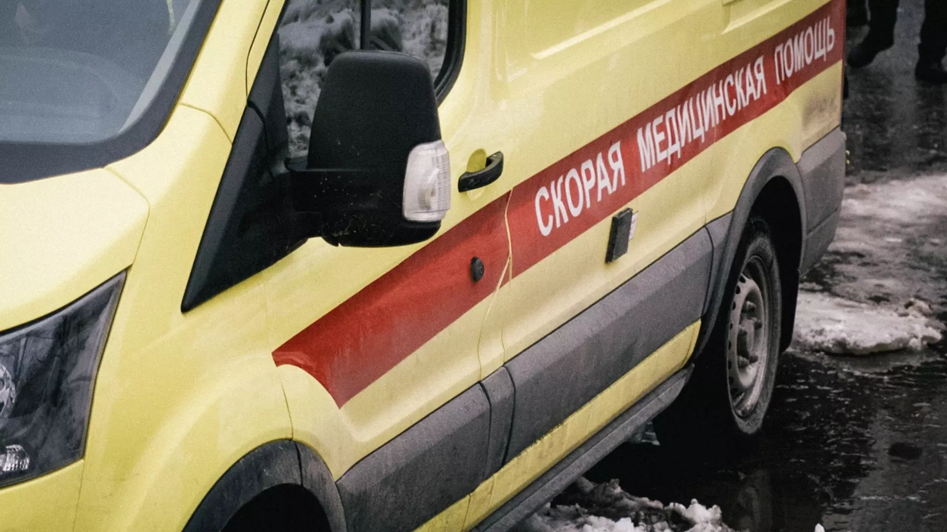 В Челябинске автомобиль въехал на остановку с людьми и сбил девочку