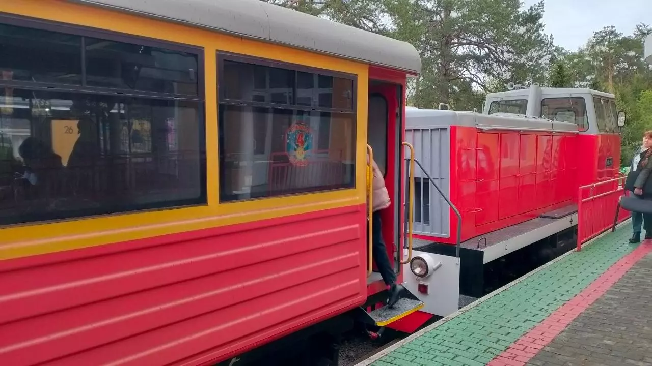 Посадка на поезд детской железной дороги в Челябинске