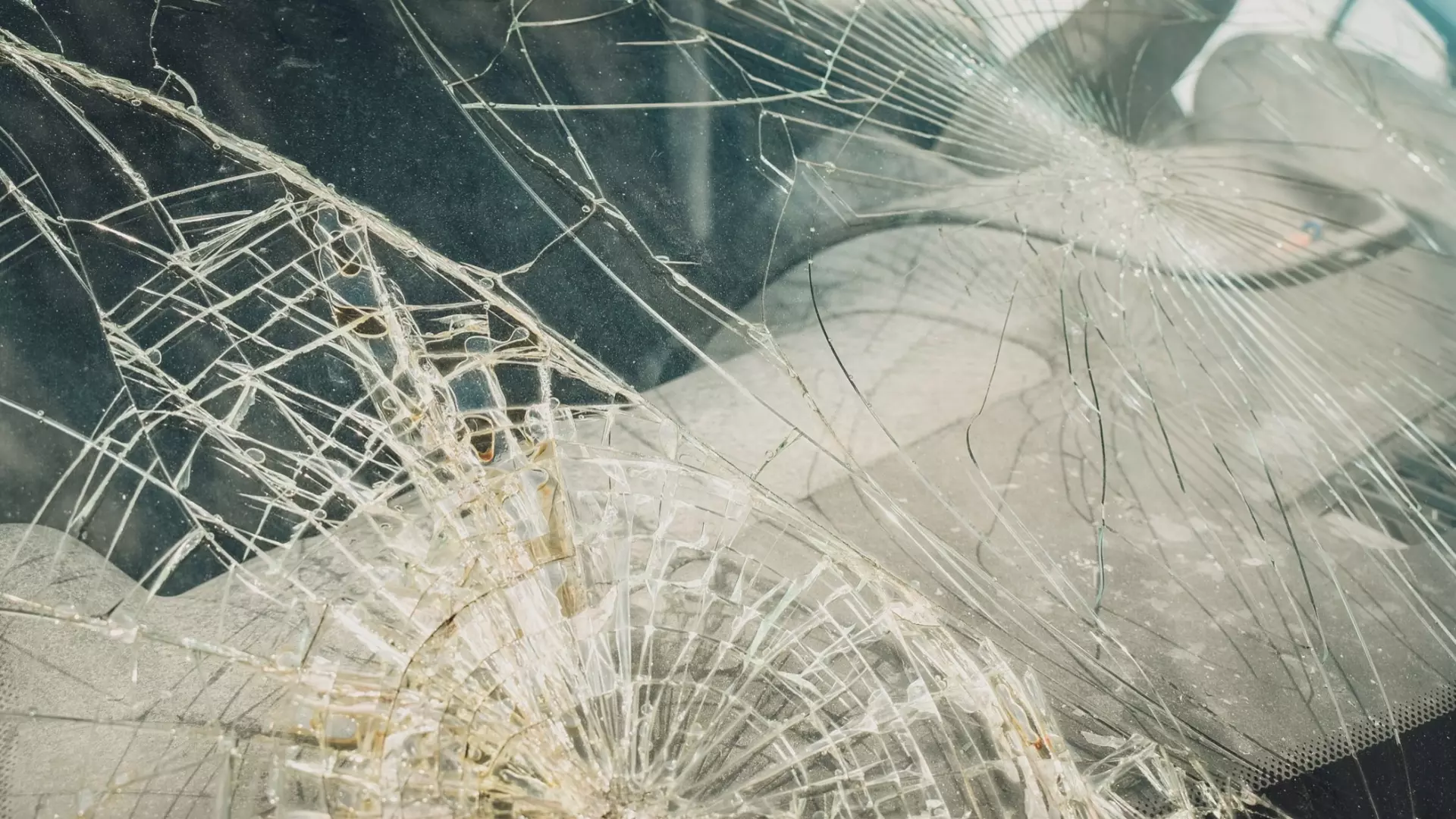 В Челябинске женщина разбила стекла машины битой
