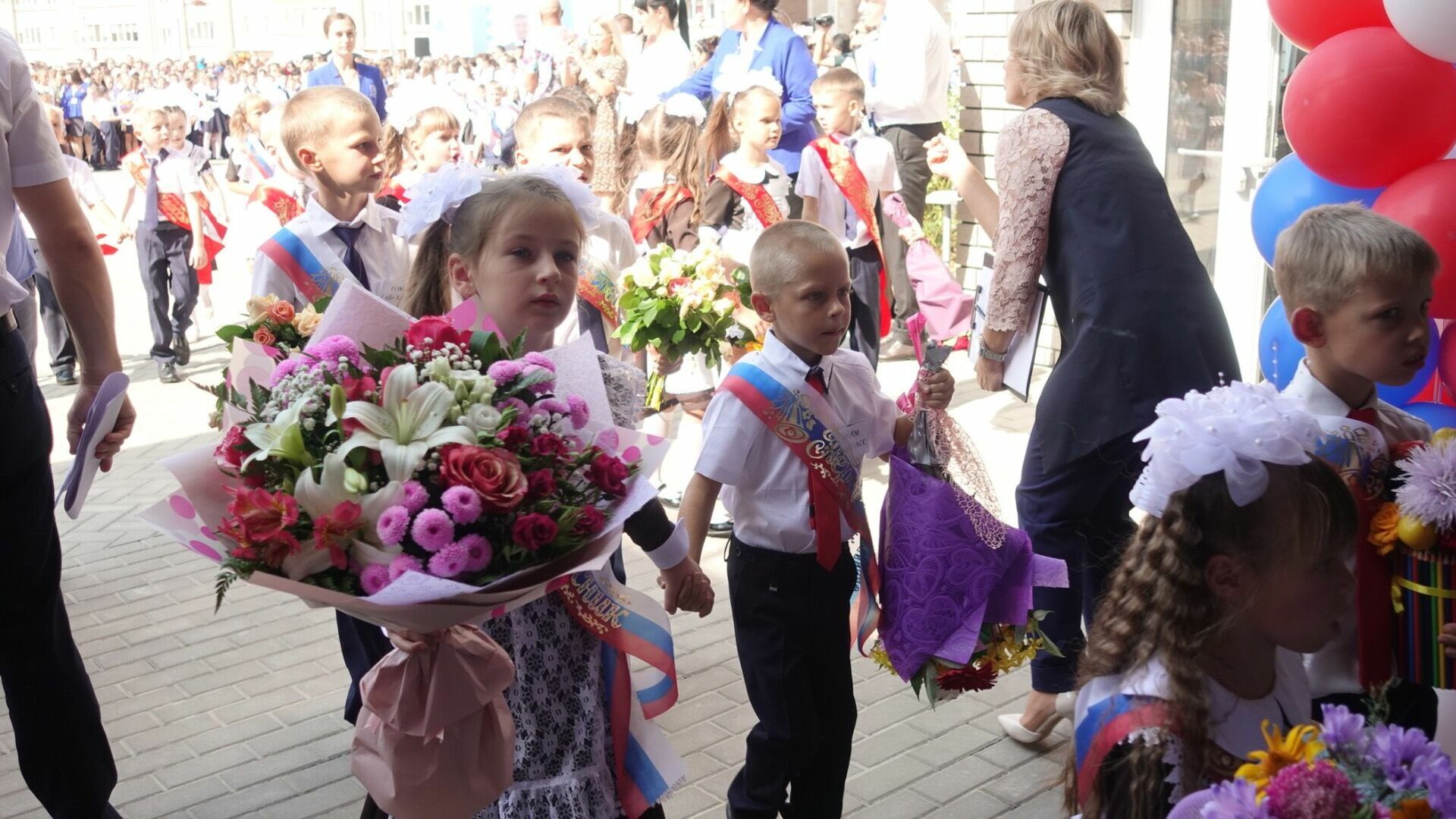 Принимать заявления в первые классы начали в Челябинске