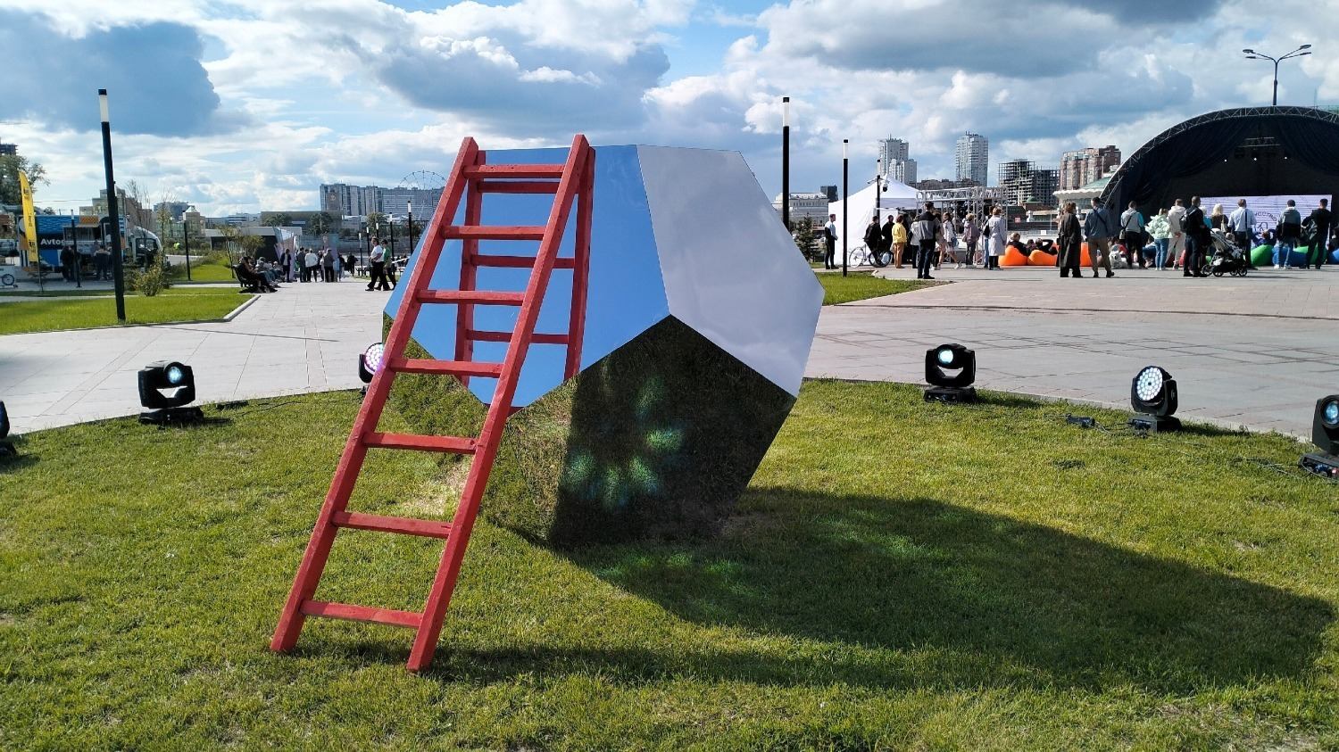 Лестница и куб на фестивале «Неискусственно»