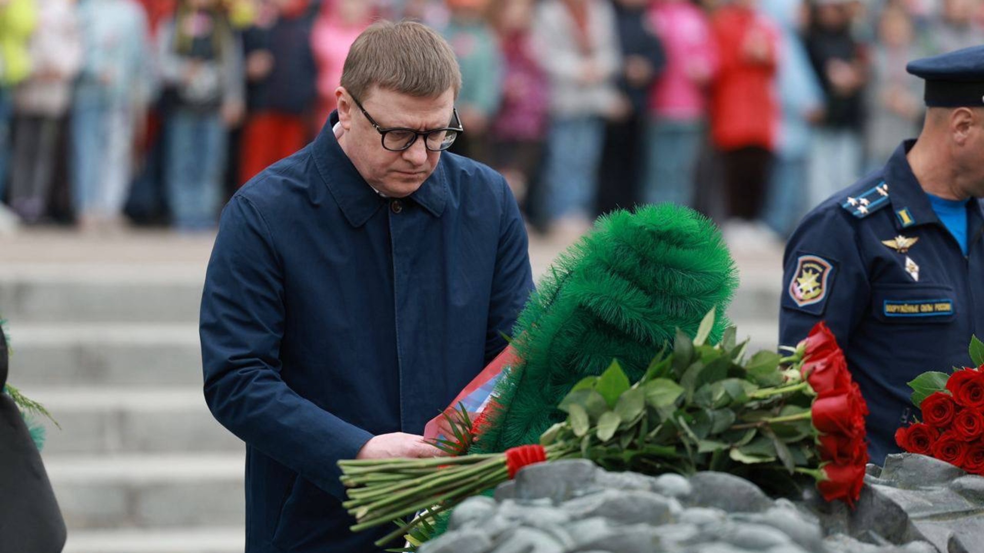 Ребенок возлагает цветы к вечному огню рисунок