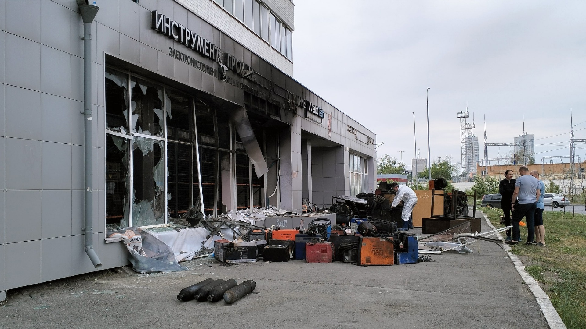 Магазин электроинструментов сгорел в Челябинске: местные жители злорадствуют