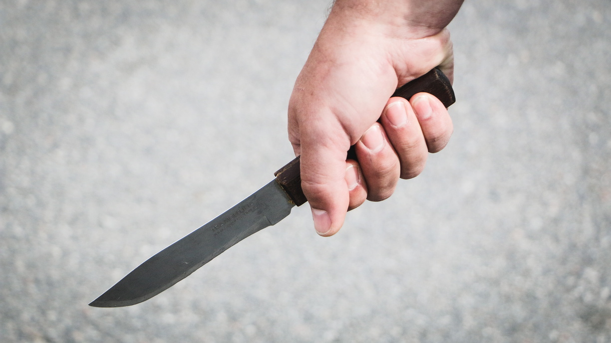 Порезала ножом ухажера жительница Челябинской области в время пьяной ссоры