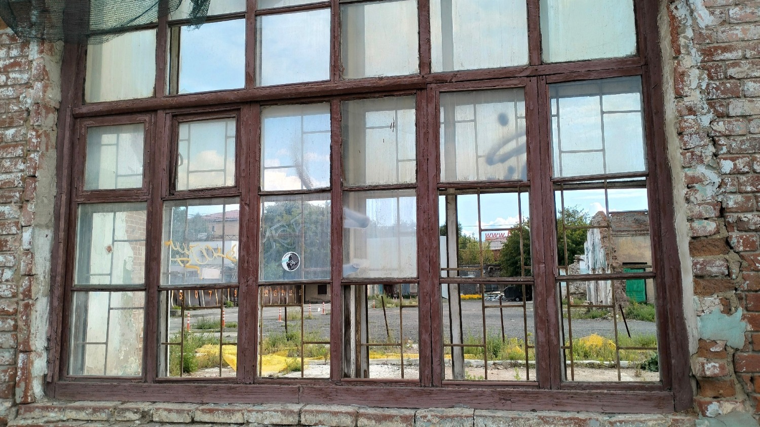 От дома купца Кузнецова на улице Труда осталась одна стена с выбитыми стеклами