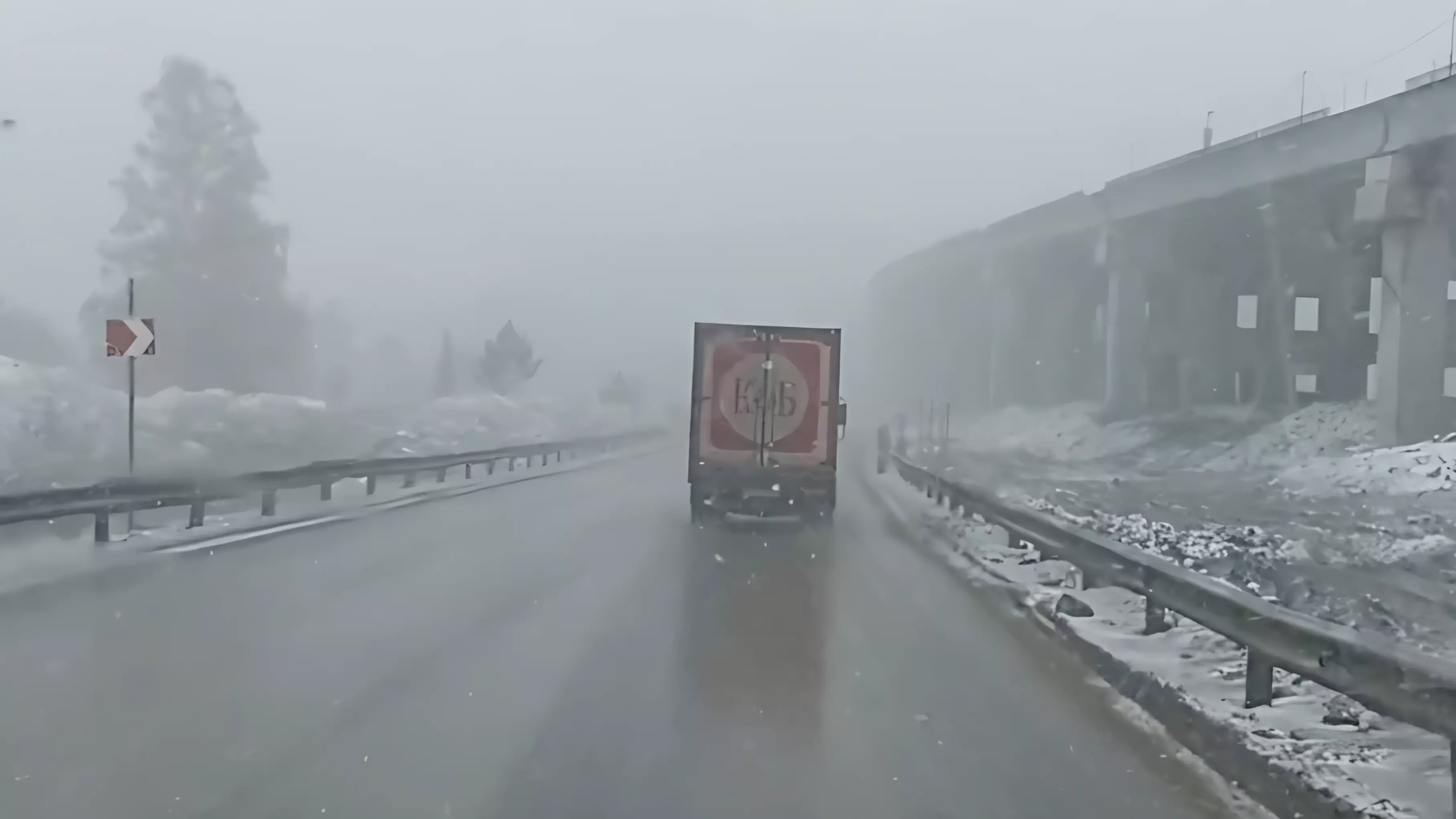 Снег выпал на трассе М-5 в Челябинской области