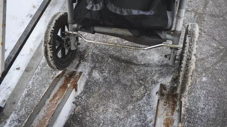 Глыба льда упала с крыши в коляску годовалого ребенка в Челябинске