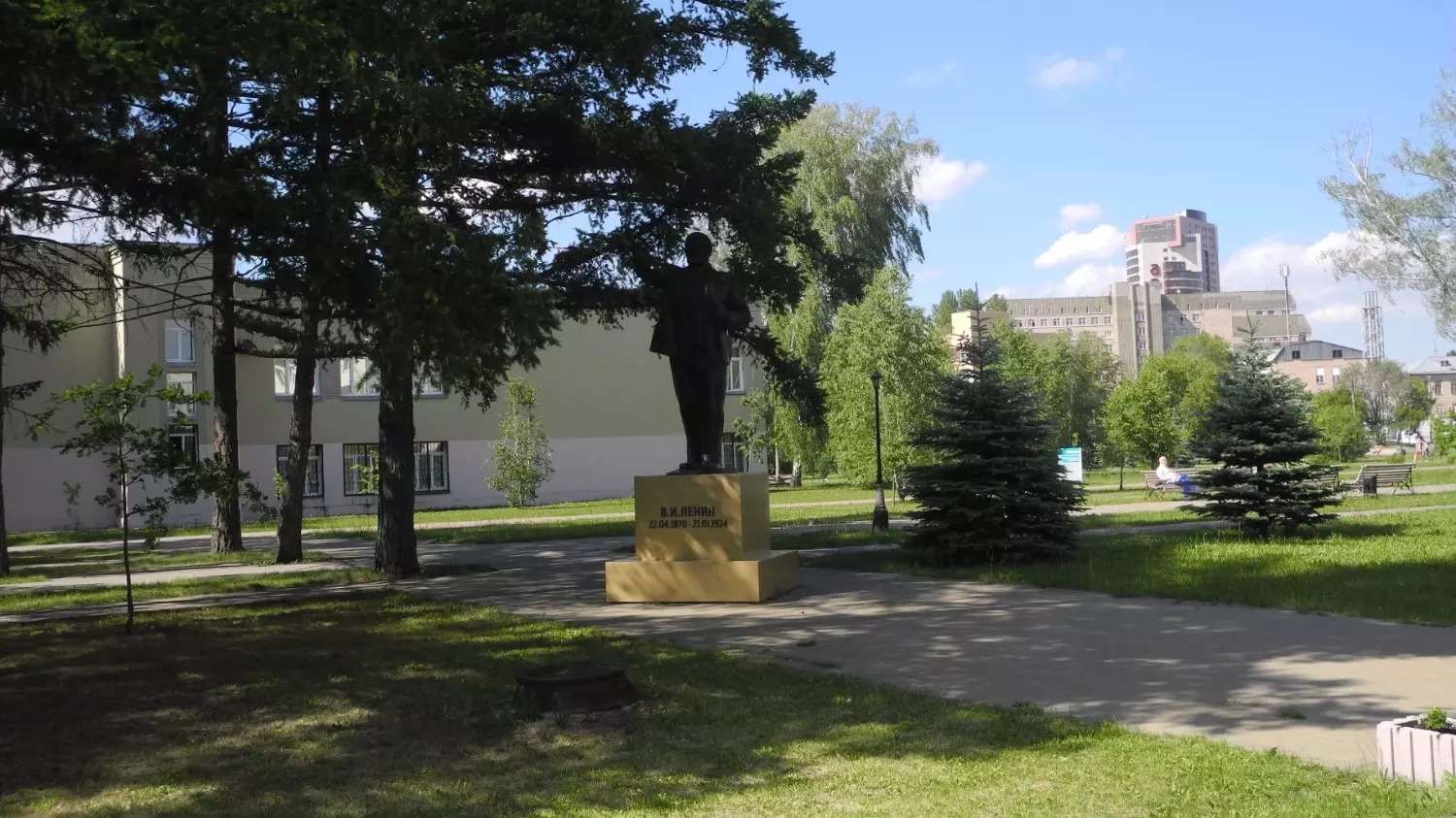Памятник Ленину у Челябинской областной больницы