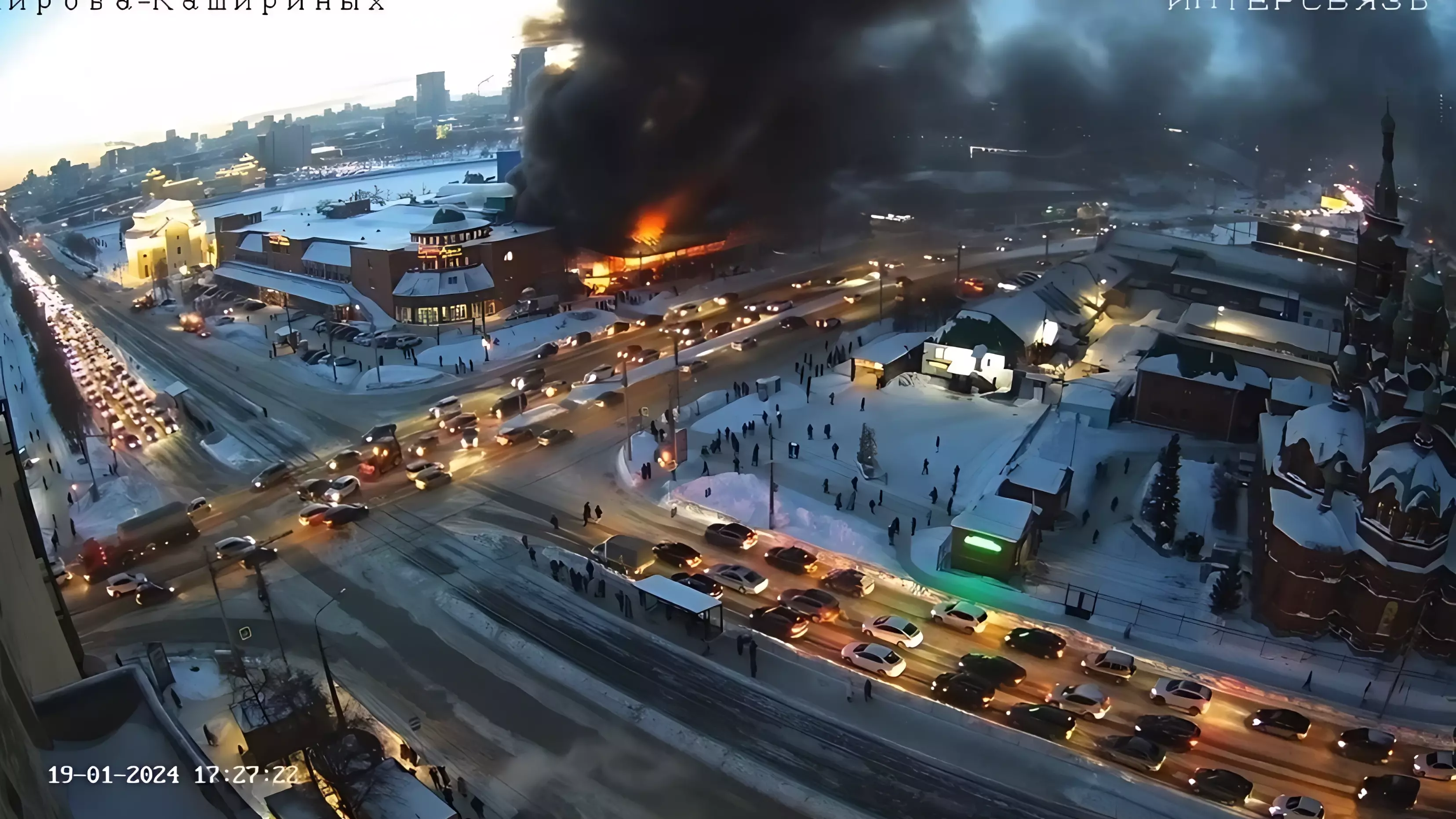 В центре Челябинска загорелся крупный крытый рынок