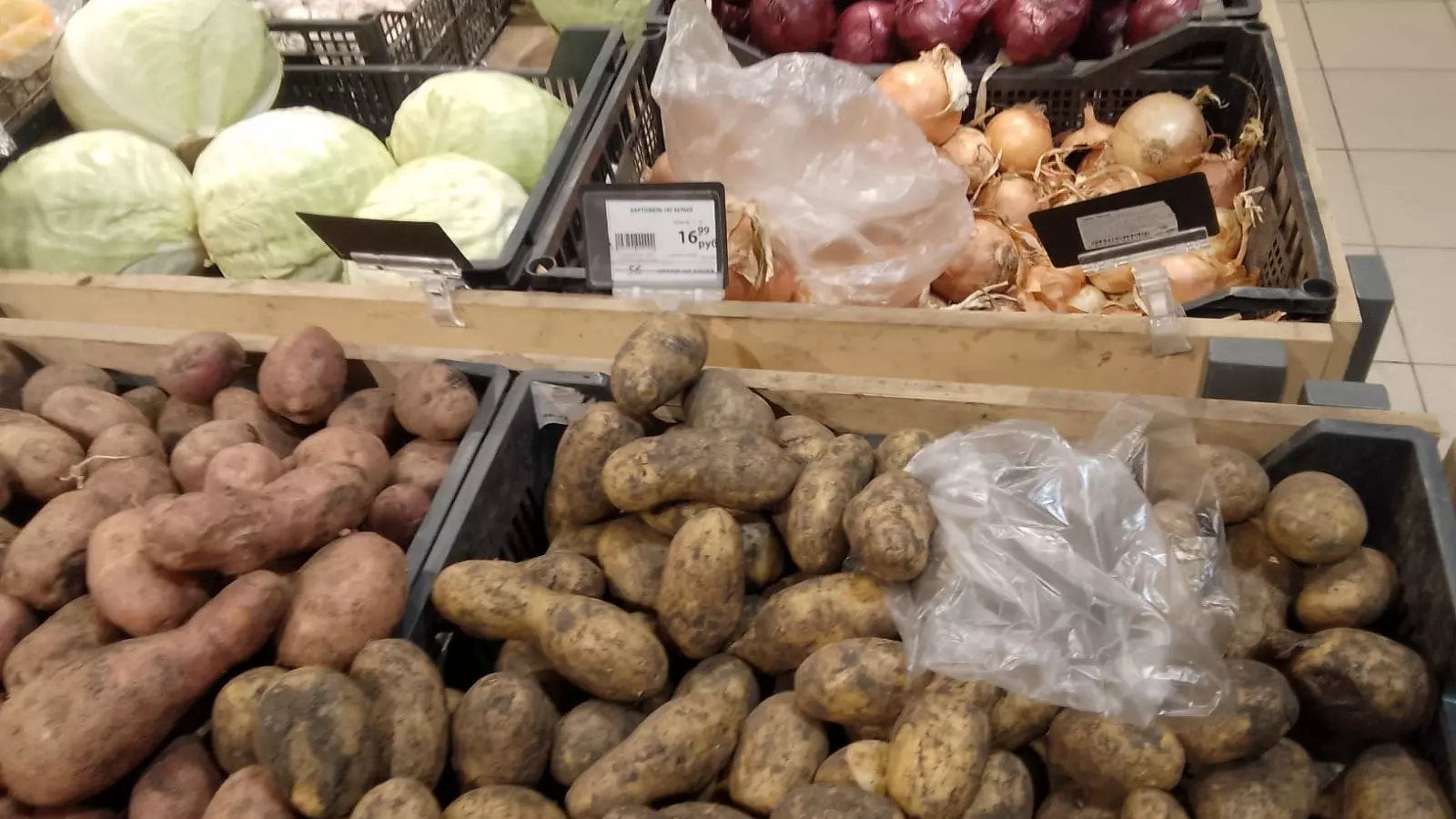 Картофель в сетевых магазинах продается недорого