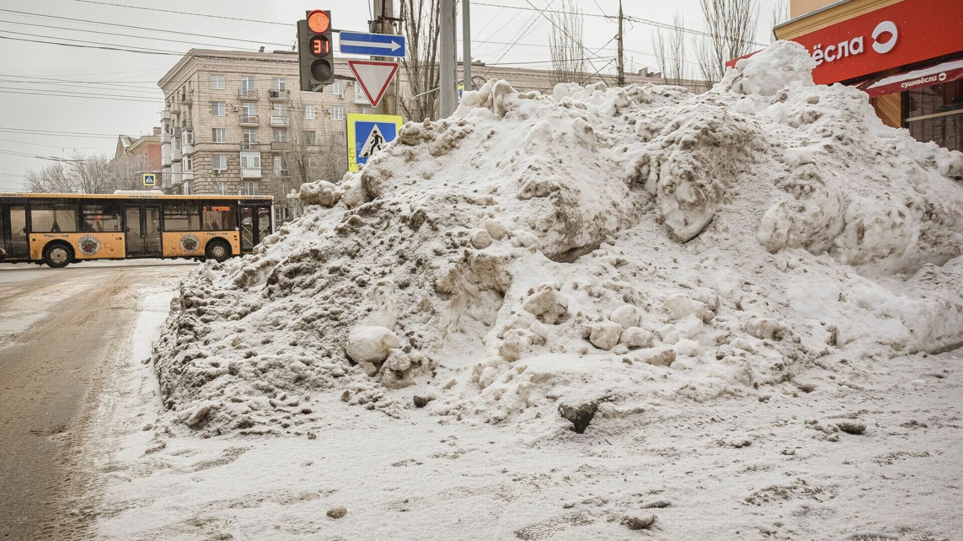Почистили улицу, но завалили парковки по улице Молодогвардейцев в Челябинске