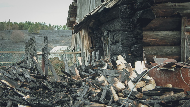Пожар спалил дотла дом и постройки в челябинской деревне