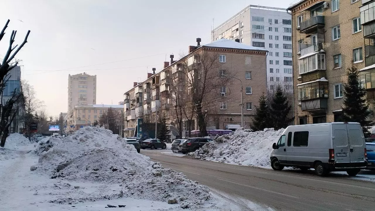 Неубранные кучи снега на тротуарах и газонах портят облик города