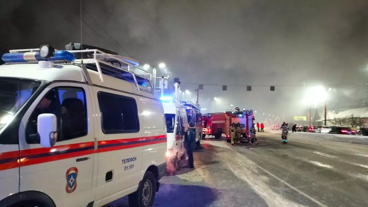 Скорые и пожарные машины прибыли на место пожара в Челябинске 19 января