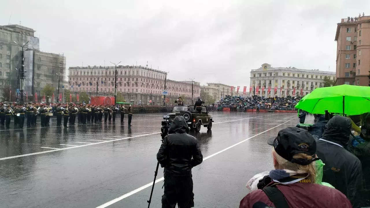 Командующий парадом принимает доклад о торжественном построении войск челябинского гарнизона